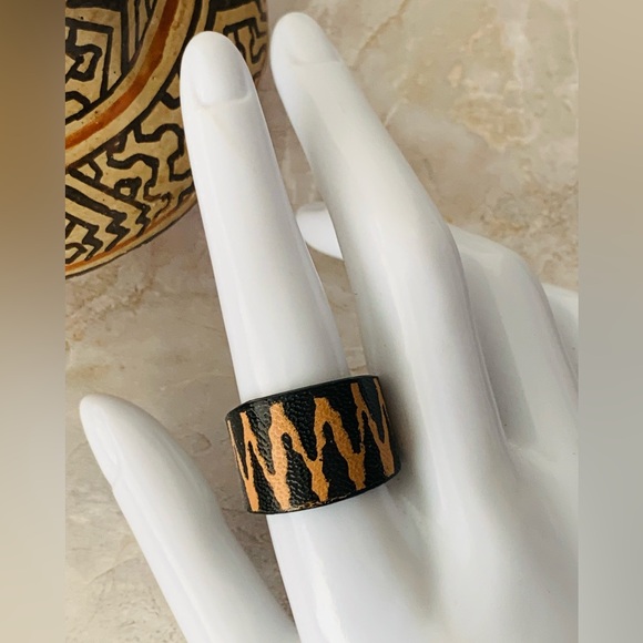 Hand Crafted Zigzag Black and Tan Leather Ring - Picture 2 of 6